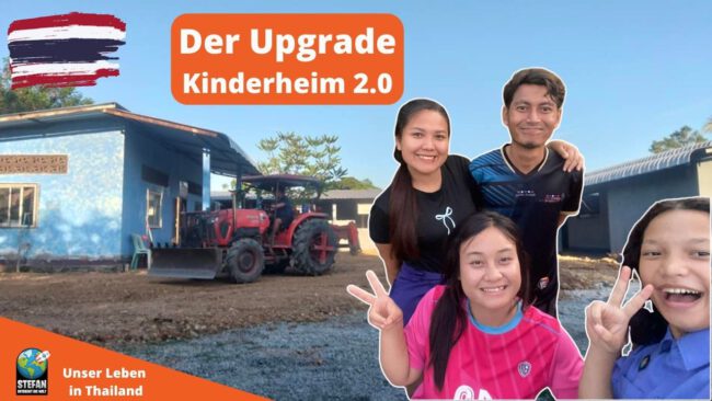 Glückliche Menschen vor dem renovierten Haus