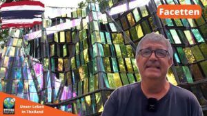 Glasobjekte spielen im Wind