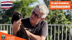 Stefan und eine Katze beim Paket aufmachen