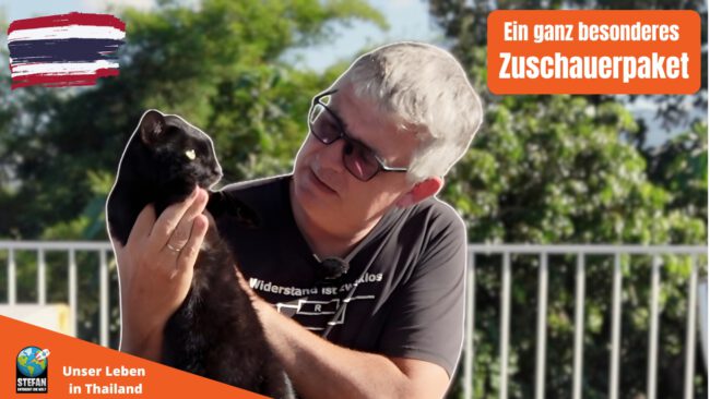 Stefan und eine Katze beim Paket aufmachen