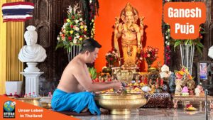 Brahmane vor der Ganesha Figur.