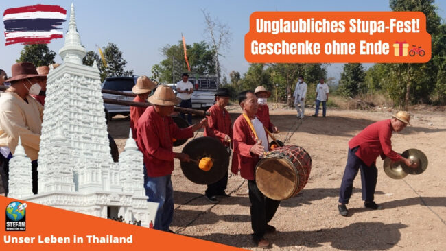 Musiker vor der Stupa